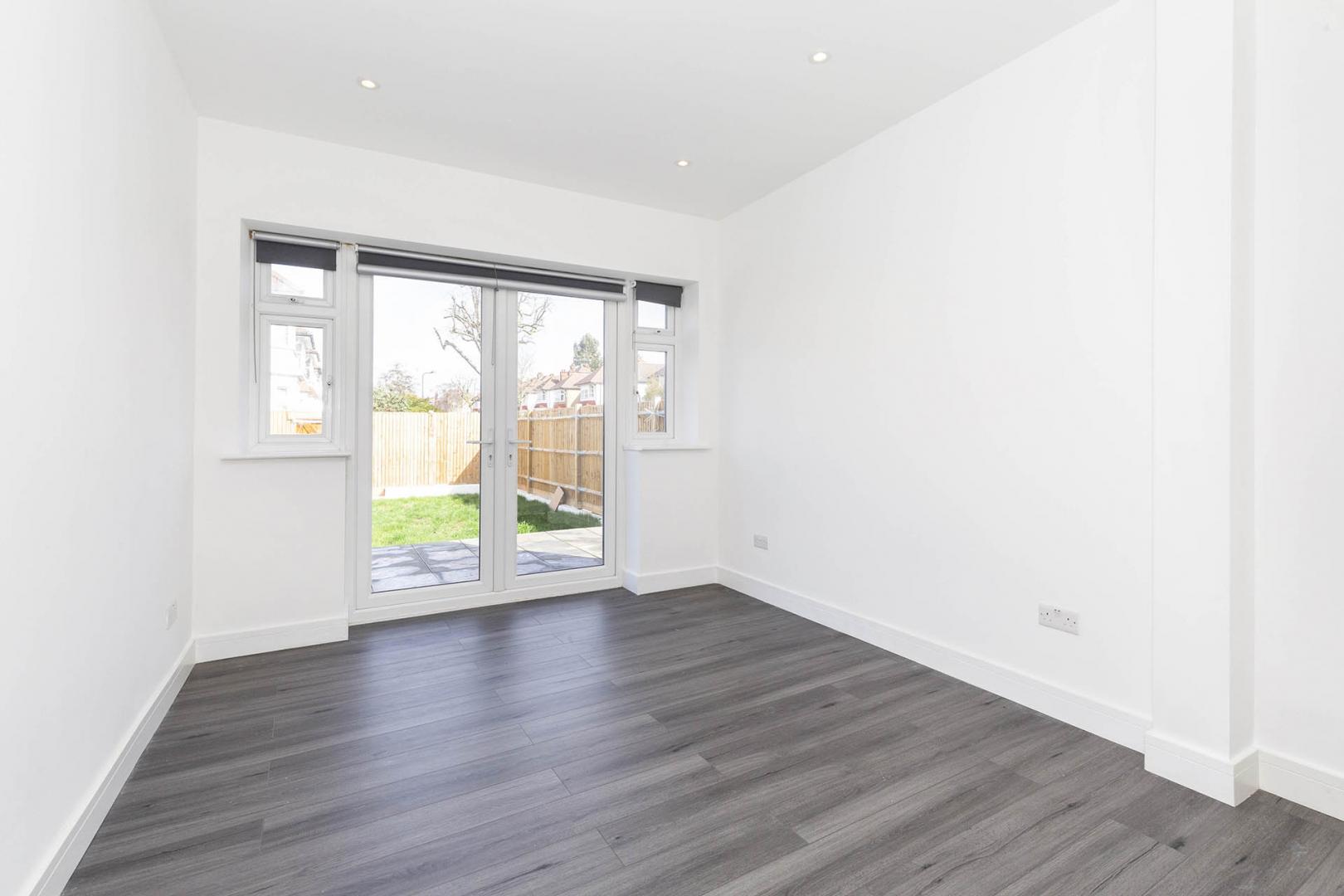 Modern Garden Apartment Gresham Gardens, Golders Green